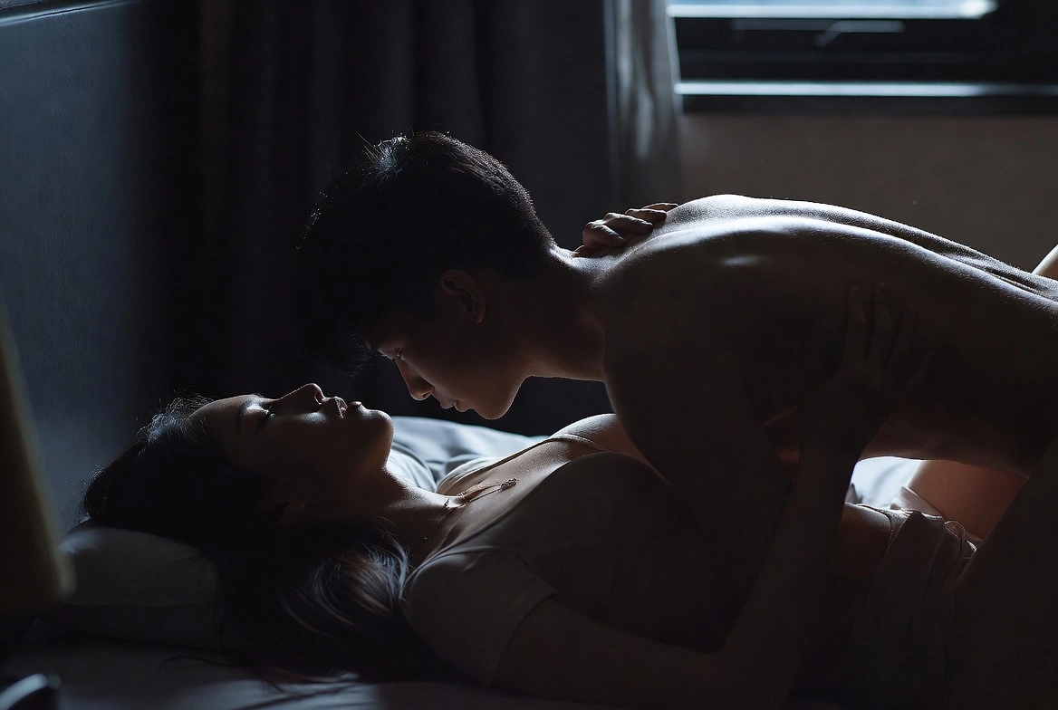 她手指抠着我背，越来越用力